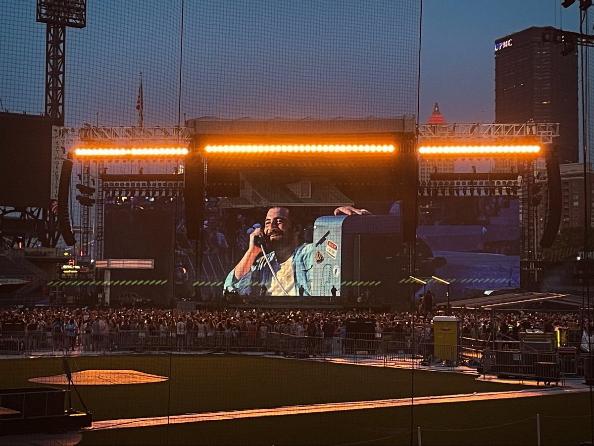 DBATcachoos's tweet photo. rich in life because i've heard @NoahKahan play all my favorite songs live (False Confidence, Maine, Godlight, Orange Juice, Willing and Able, All Them Horses)!!!

thank you for giving us another beautiful show last night, Noah 🥹🫶🏼 (and now i NEED to find my next therapist lmao) https://t.co/SEAR1LGksP