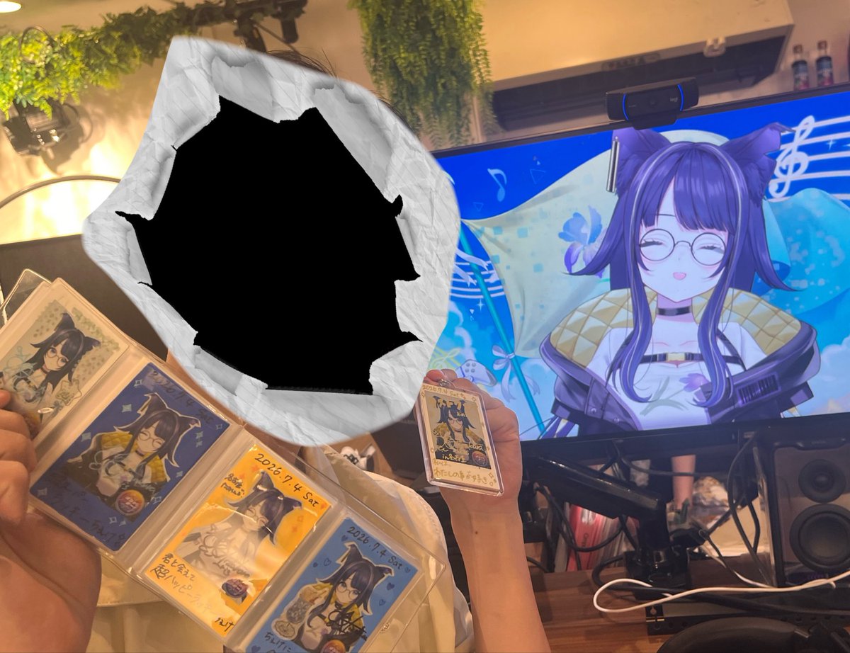 Fanatic_Ellen3's tweet photo. #ばちゃみー 
 #燈桜イリス
イリスさんとのツーショット！！！！
1まいめはラスワン+落書きチェキ！
2枚目はキービジュポーズしてやった✨️
私の顔はなぜか2枚とも破れちゃった…💦 https://t.co/bfI9ZuYuGn