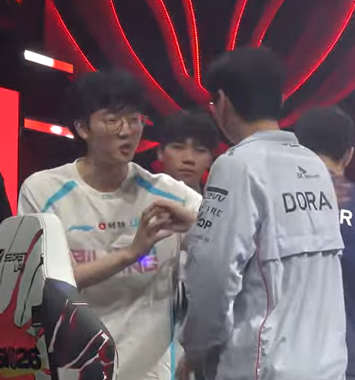 lolesports's tweet photo. The Griffin duo 🫶 https://t.co/G0JXjmNYTE