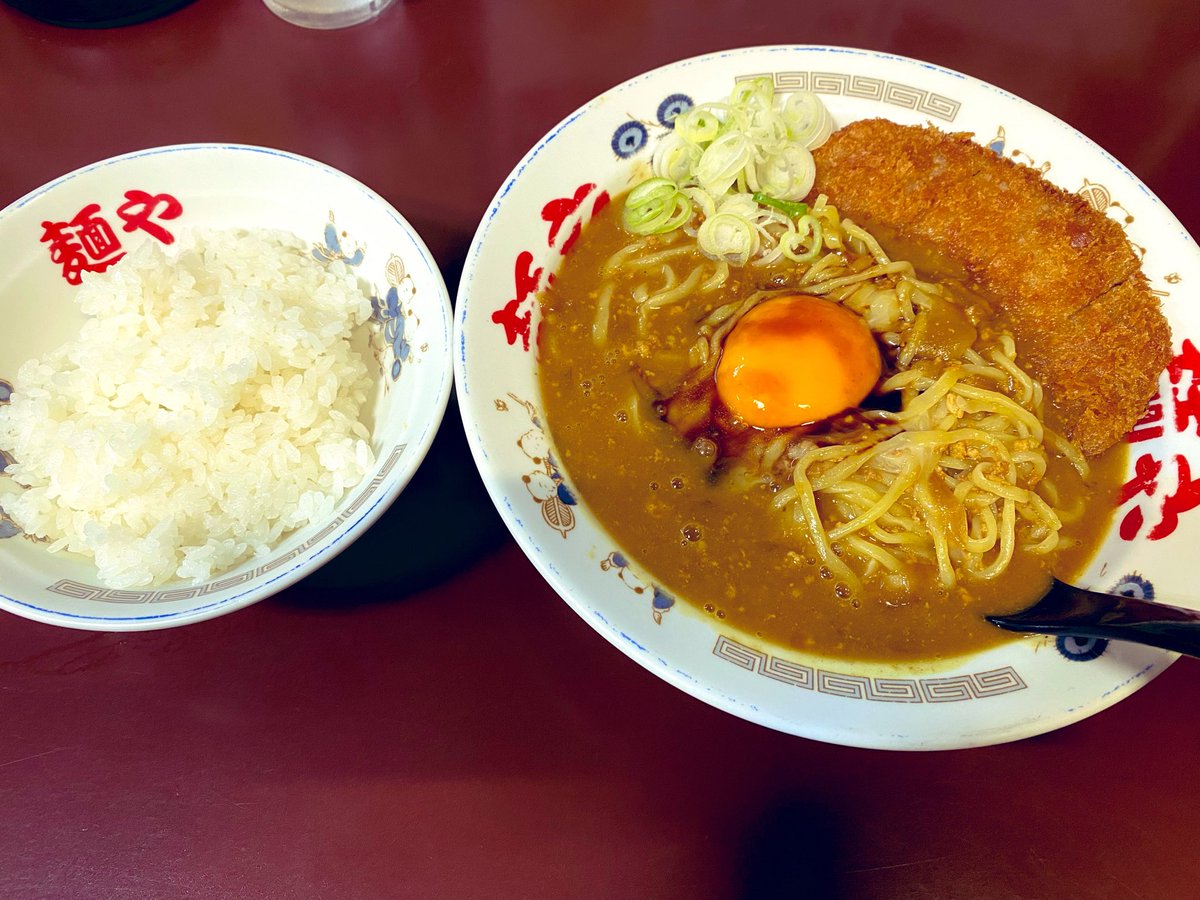 yoji83's tweet photo. さとう。 LIVE TOUR 『その目を心の窓と呼ぶ』＠名古屋 CLUB UPSET
サポートBa.出口博之、Dr.渡辺拓郎
ツアー2日目！
あいにくの梅雨空☔️でもライブハウスの中は快晴☀️
今日も心に響く素晴らしい歌声♪
アンコール���大好きなあの曲…あああああ〜🎶🎤
そして名古屋のマイソウルフード🍛🍜
#SSWさとう。 https://t.co/mbTnljzngg