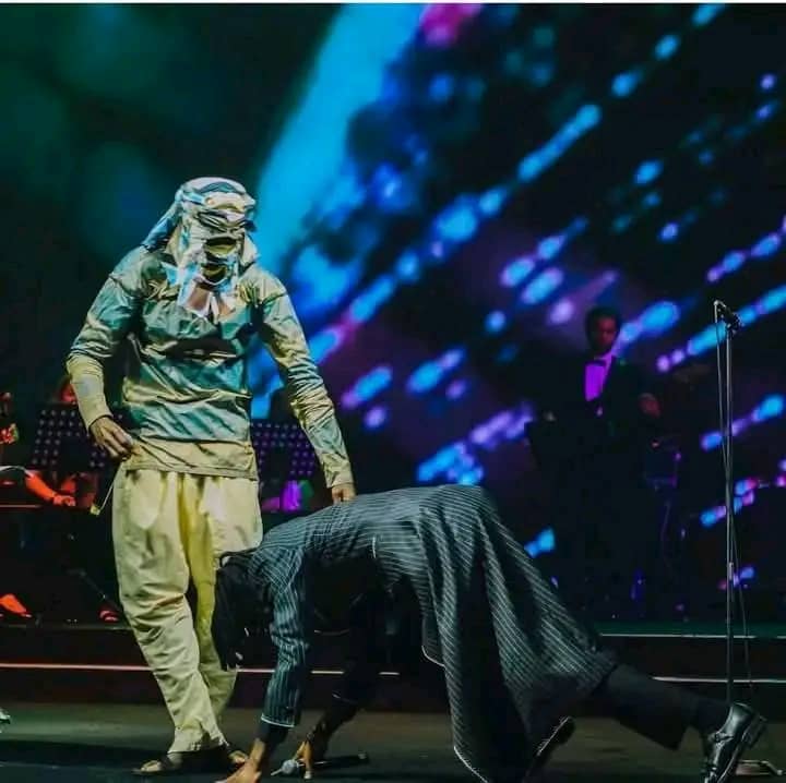 ThinkYoruba_1st's tweet photo. Yorùbá culture is truly unique and deeply rooted in respect for elders.
This is why Afrobeat star Fireboy DML prostrated to greet veteran musician Lágbájá, despite being one of the biggest artistes of his generation. In Yorùbá tradition, showing respect to elders is a core value that transcends fame, status, or age.
We are taught to honour our parents and elders, and simple acts such as prostrating in greeting reflect the values of humility, discipline, and respect. Many believe these cultural principles have contributed to the relative peace, order, and strong sense of community found in Yorùbá society.