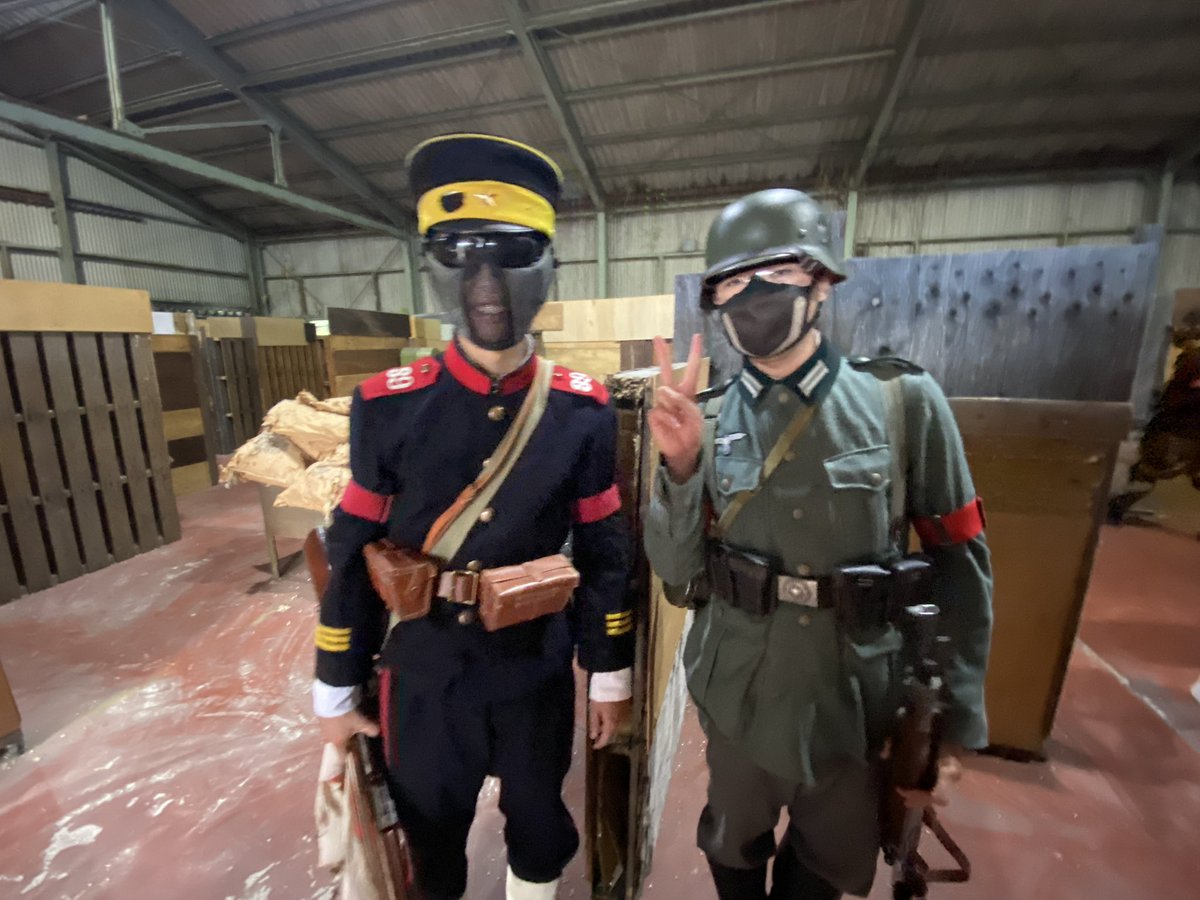 cream_coron's tweet photo. 前日にプロパガンダ映画を見て溢れる愛国心を抑えきれず今日もナチでサバゲー
最新のドイツ装備を目の前に極東の友人は圧倒されナチの科学力にひれ伏しました
#CQBGHOST
#CQBGHOST福崎 https://t.co/OUDsrdji8H