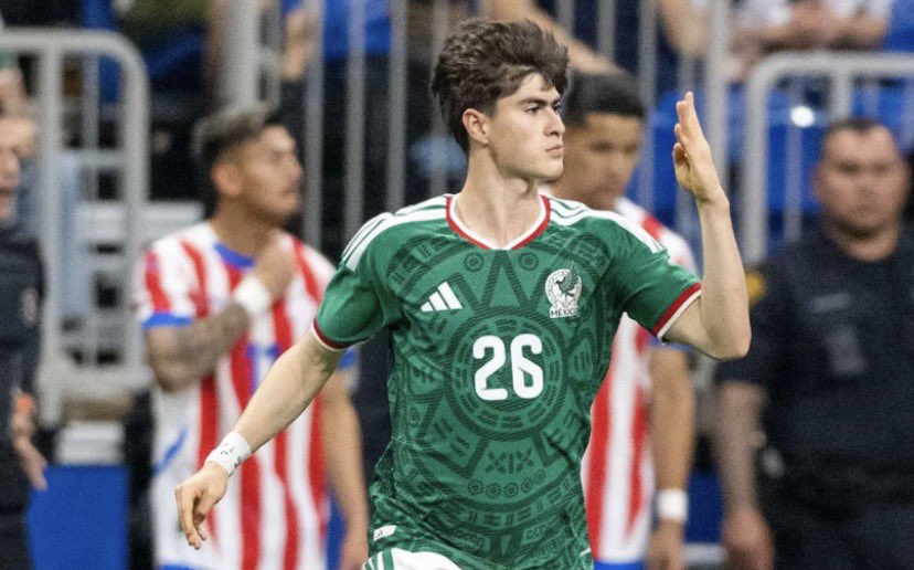 dkay9x's tweet photo. URGENTE: 

El Vasco Aguirre le dice a la Hormiga que él será TITULAR contra Inglaterra.

Con esto, el trío de ataque de mexico estará conformado por Quiñones, El piojo y El Vasco Aguirre🇲🇽 https://t.co/zOK4ui8aLK