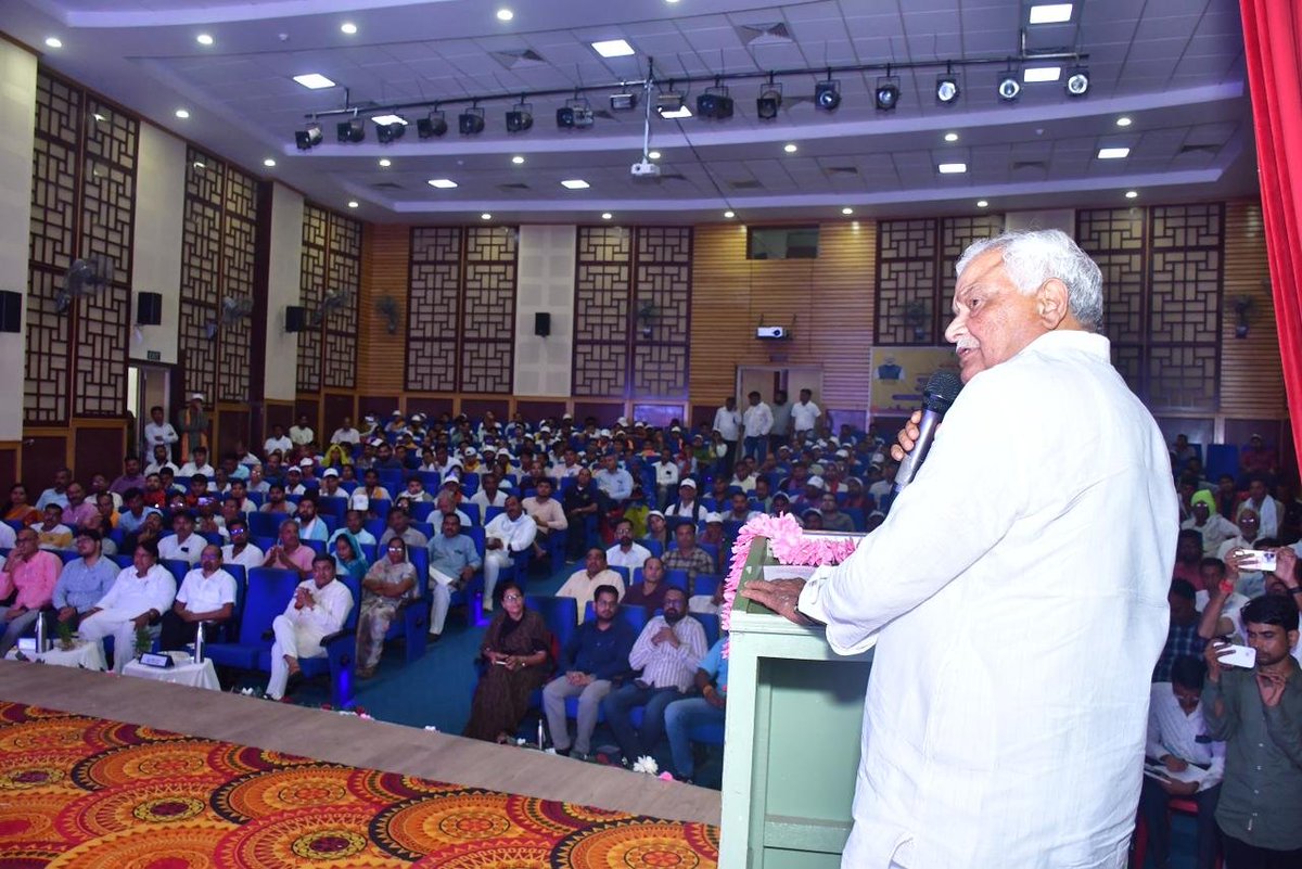 DrKirodilalBJP's tweet photo. यशस्वी प्रधानमंत्री श्री @narendramodi जी के नेतृत्व में विकसित राजस्थान एवं आत्मनिर्भर भारत के संकल्प को साकार करने की दिशा में आज सवाई माधोपुर में आयोजित जिला स्तरीय रोजगार उत्सव में विभिन्न सरकारी सेवाओं में चयनित युवाओं को नियुक्ति पत्र प्रदान कर शुभकामनाएँ दीं। 1/3 https://t.co/b5wl8li6Yp