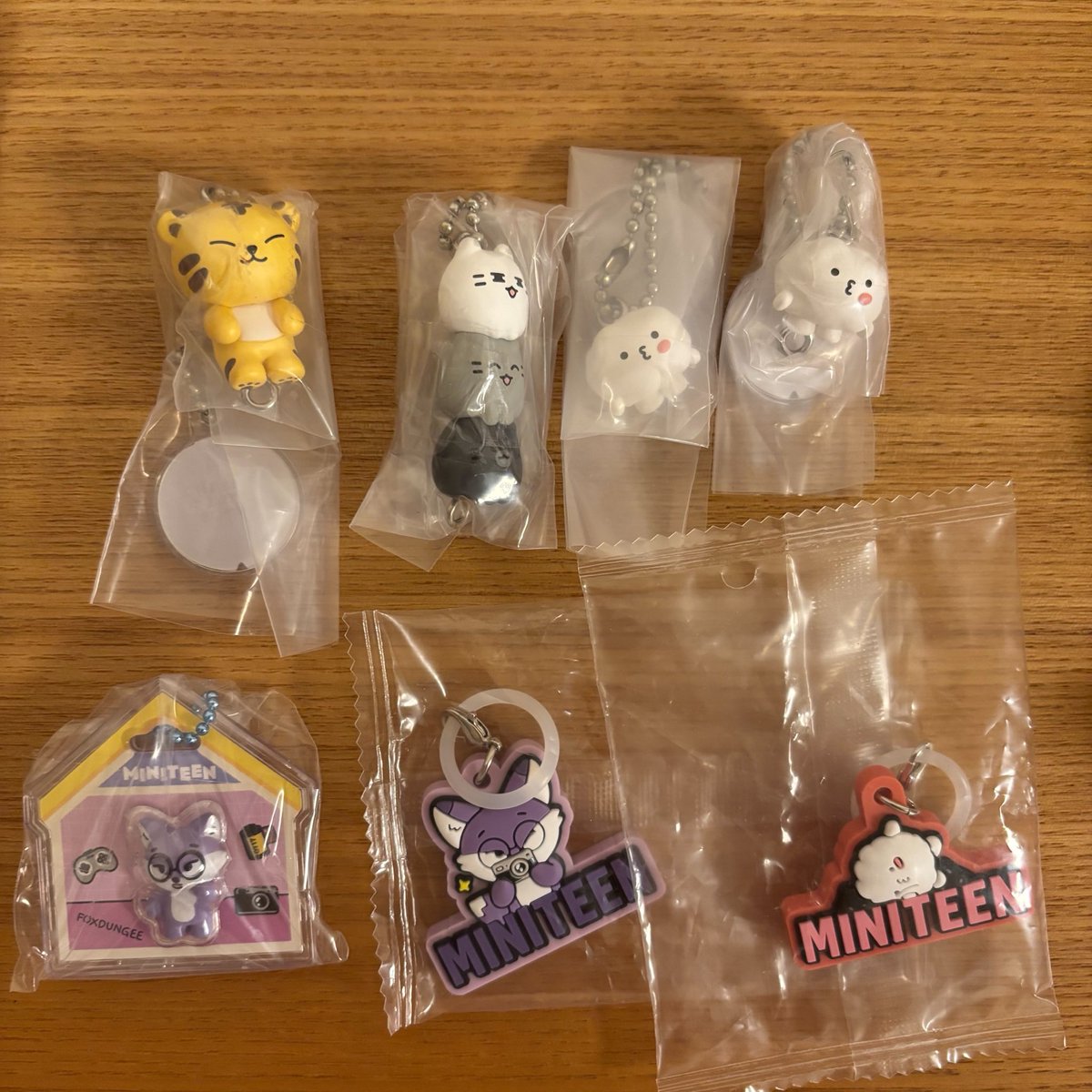 imoimoko_5's tweet photo. SEVENTEEN miniteen ミニティーン パッケージチャーム ガチャ めじるしアクセサリー 交換

求：ジョンハン🦀⛓️
　　パッケージチャーム　ジョンハン

譲：⛓️ホシ ウジ ジュン 
　　めじるし　ウォヌ　ウジ
　　チャーム　ウォヌ

まとめて、横浜手渡しor郵送希望です。
お気軽にお声掛けください☺︎ https://t.co/Rq6hmDeRhR