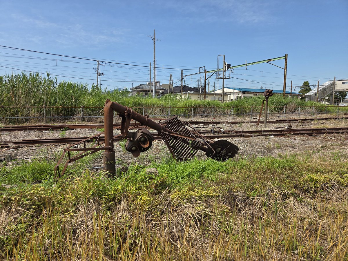 k_cjm600's tweet photo. 越後交通長岡線の旧寺泊駅ホームが草刈りされたとのことで、周辺の再調査を兼ねて訪��。
これまで見たことのなかった部分を確認できたうえ、レールも想像以上に残っていて感動しました。 https://t.co/pH5TYvn7m8
