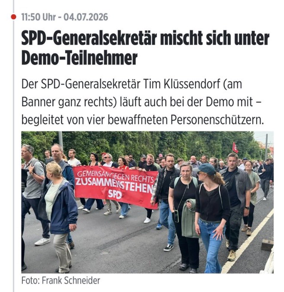 olivergorus's tweet photo. Der Generalsekretär der Regierungspartei SPD läuft bei einer Demo mit, aus der heraus Reporter der freien Presse gejagt und verprügelt werden. 
Es ist nicht zu fassen. https://t.co/guqa7RrtYw