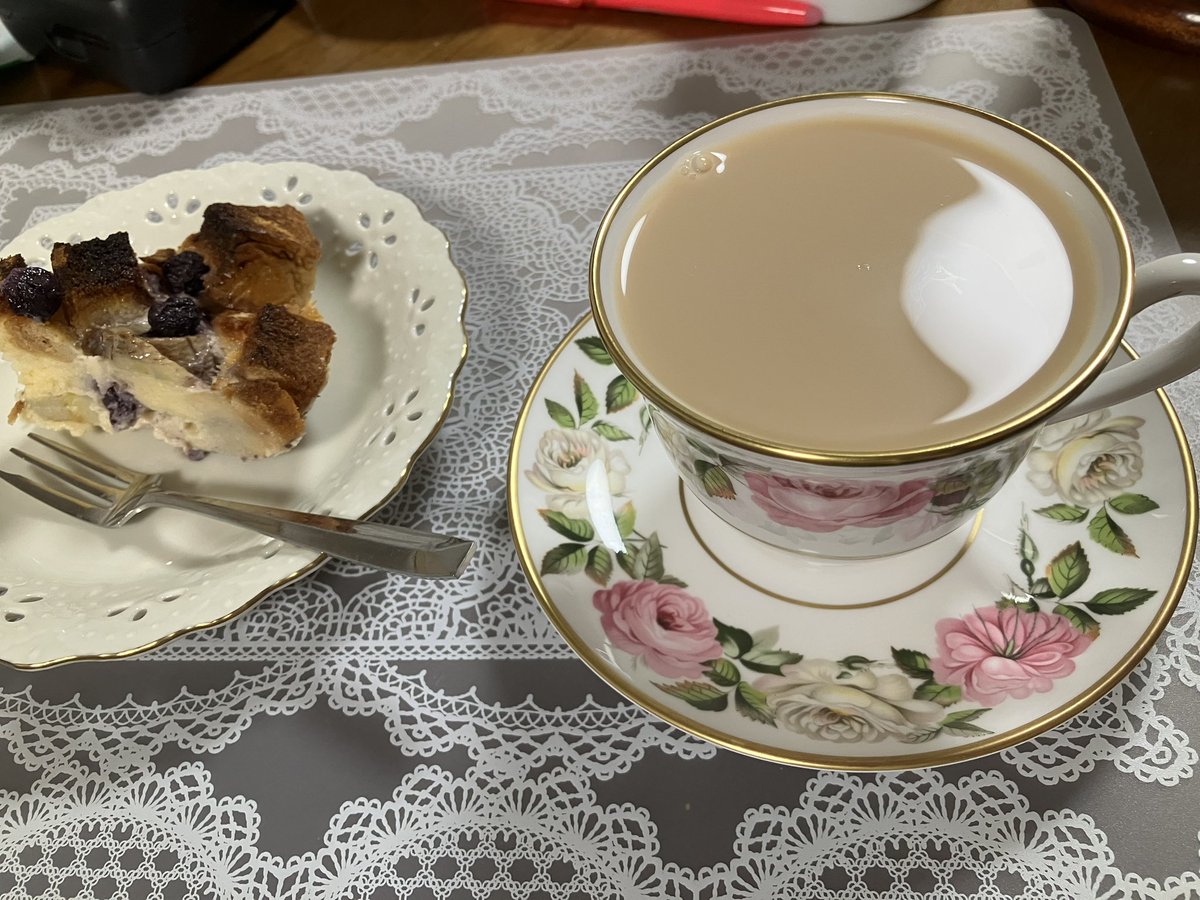 fskipft's tweet photo. 最近はマリアージュフレールのグランボワシェリーのミルクティーを飲むために生きていると言っても過言ではないほど美味しいのだが、胃が痛くなりそうで、午後はデカフェにしないといけないが、ドゥルーリーのデカフェは高くつくし、フォートナム&amp;メイソンにすべきかルイボスにすべきか迷っている〜 https://t.co/MHZyZ2yVmU