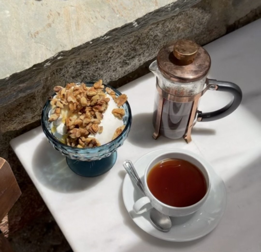 Pauline69006's tweet photo. Pourquoi un #café après déjeuner ? Pour trouver l'énergie d'aller faire une #sieste. https://t.co/E1ydhsaBs9