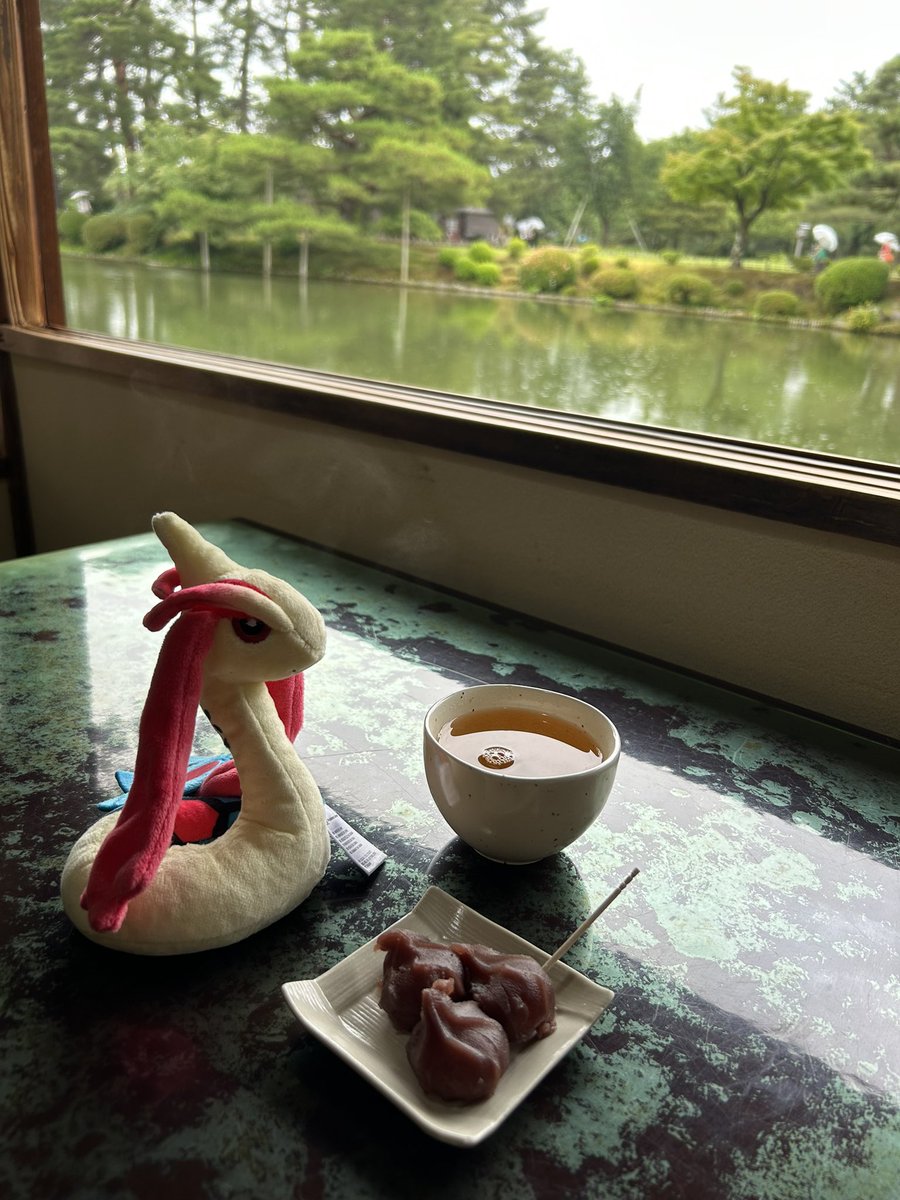 Tsunairo_Chain's tweet photo. 先日金沢旅行でミロカロスのポケふたとポケモンセンター行ってきた！！夢が叶った✨
あとロゴピンズがどこも売り切れで、この後行ったポケモンセンターオオサカの店員さんに聞いたら「ロゴピンズはないですけど推しポケ描いちゃいます！」ってステッカー描いてもらった！落ち込んでたけど元気でた！ https://t.co/SKsiys1MuN