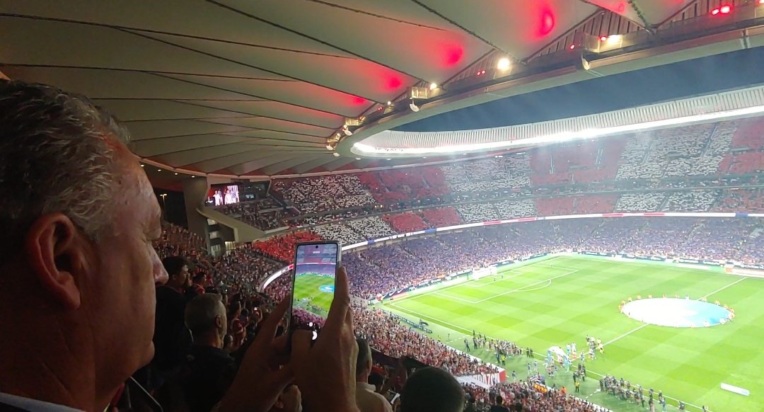 dabaesoj's tweet photo. Hoy con PARAGUAY porque tuve sentado a mi lado a GUSTAVO ALFARO en un derby. 
Mi hermano cedió el abono por estar de vacaciones y la SAD le vendió (o facilitó) esa entrada🙄.
Se tiró todo el partido haciendo fotos y vídeos de jugadas de estrategia. Eso sí, de lo más neutral. https://t.co/N6eAMdzRKt