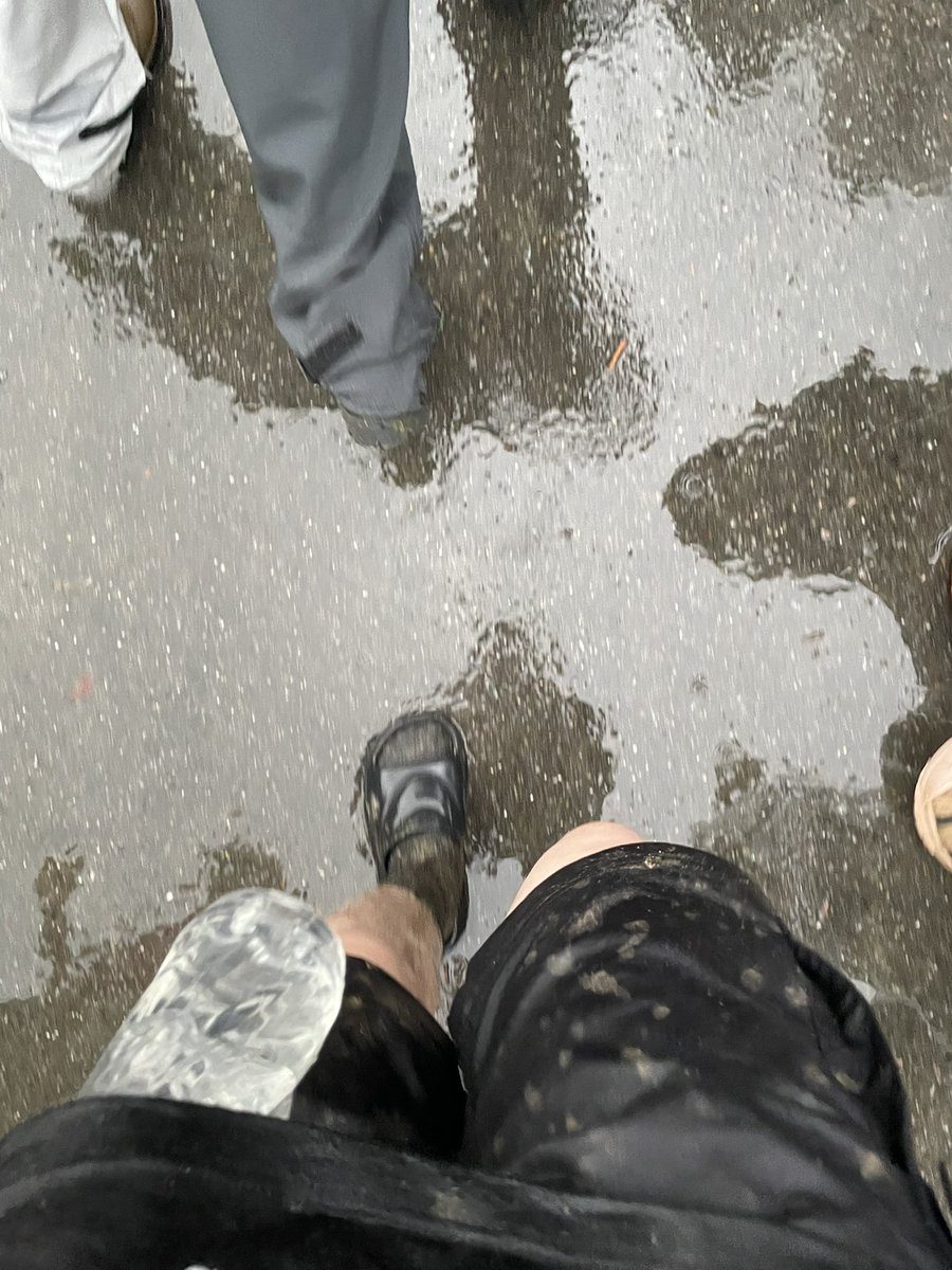 _sachiMa's tweet photo. ペイルダスクで雨とかサンダルとか関係ないから https://t.co/BDo2Ex9zKi