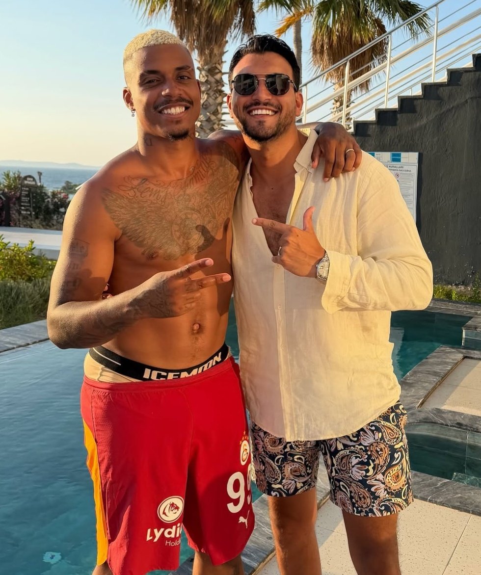 samiyengundem's tweet photo. 🏝 Mario Lemina, Alaçatı'da. https://t.co/99ypiZ23rv