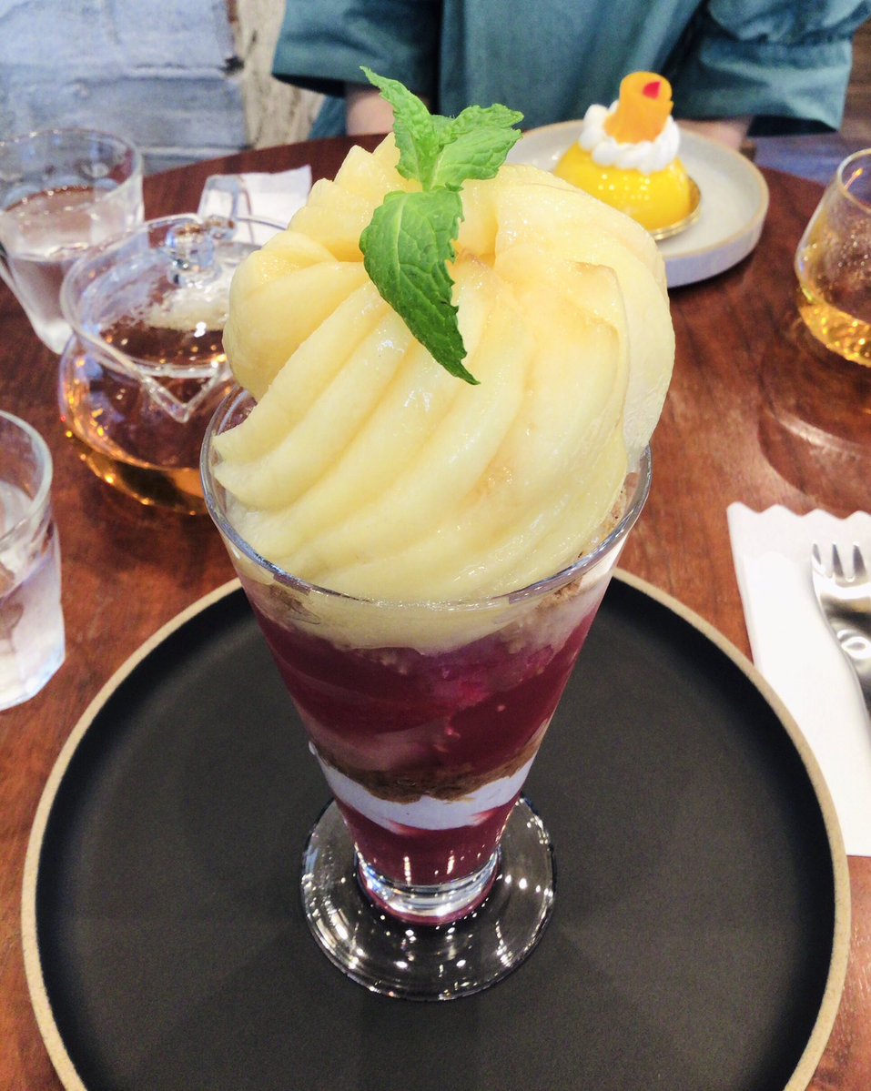 bacanal14's tweet photo. 「PATISSERIE3104」さんの桃のパフェ食べた。桃甘いうまい。桃の下はレモンのジェラートかなと思っていたら、ローズヒップのグラニテだったみたい。かなり酸っぱい。赤い層にはジュレとか桃のコンポートっぽいのが入ってた。下の方は苺みたいな味だった。ティムトペッパーというスパイスが隠し味らしい https://t.co/wB0TA724x2