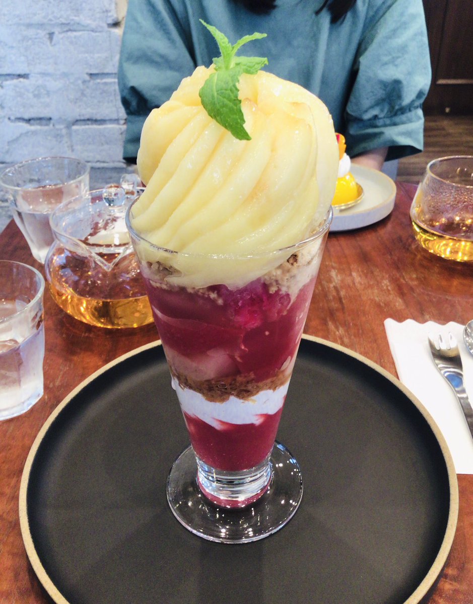bacanal14's tweet photo. 「PATISSERIE3104」さんの桃のパフェ食べた。桃甘いうまい。桃の下はレモンのジェラートかなと思っていたら、ローズヒップのグラニテだったみたい。かなり酸っぱい。赤い層にはジュレとか桃のコンポートっぽいのが入ってた。下の方は苺みたいな味だった。ティムトペッパーというスパイスが隠し味らしい https://t.co/wB0TA724x2