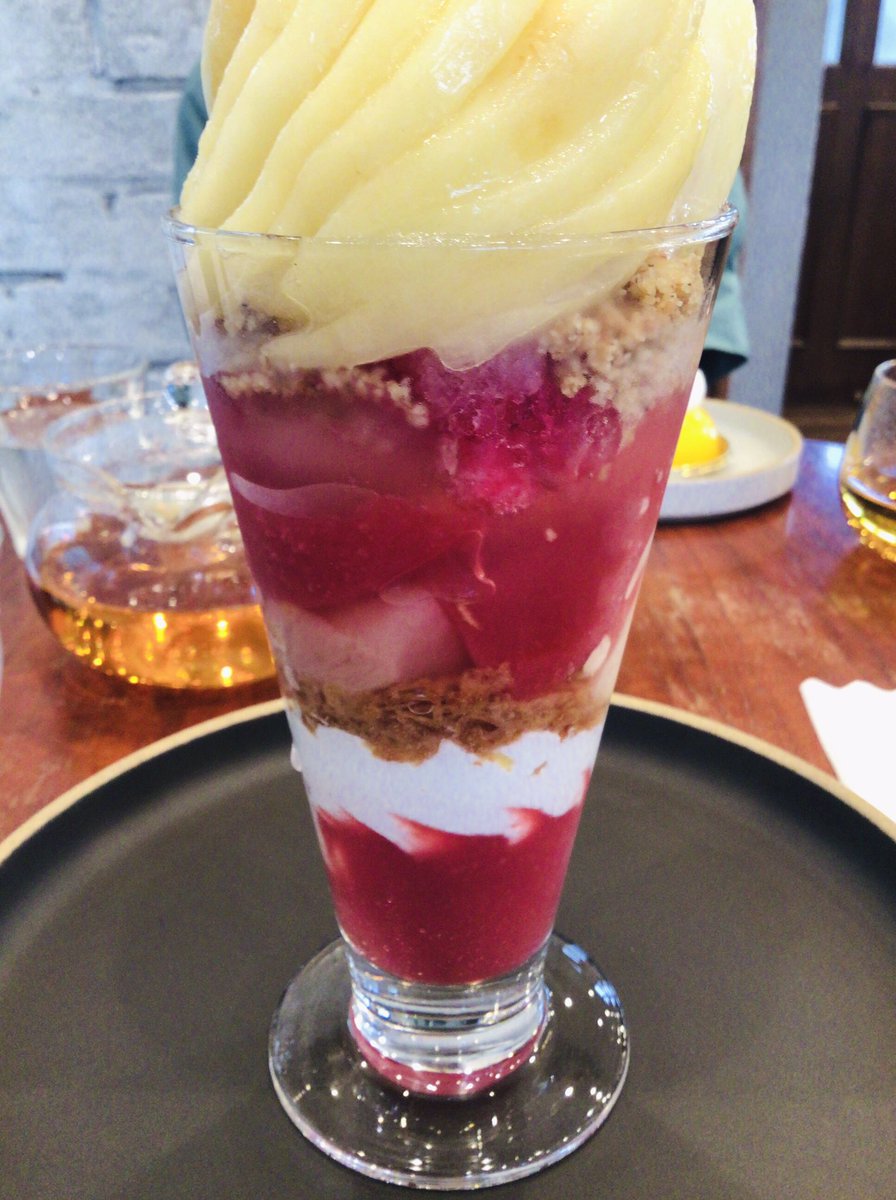 bacanal14's tweet photo. 「PATISSERIE3104」さんの桃のパフェ食べた。桃甘いうまい。桃の下はレモンのジェラートかなと思っていたら、ローズヒップのグラニテだったみたい。かなり酸っぱい。赤い層にはジュレとか桃のコンポートっぽいのが入ってた。下の方は苺みたいな味だった。ティムトペッパーというスパイスが隠し味らしい https://t.co/wB0TA724x2