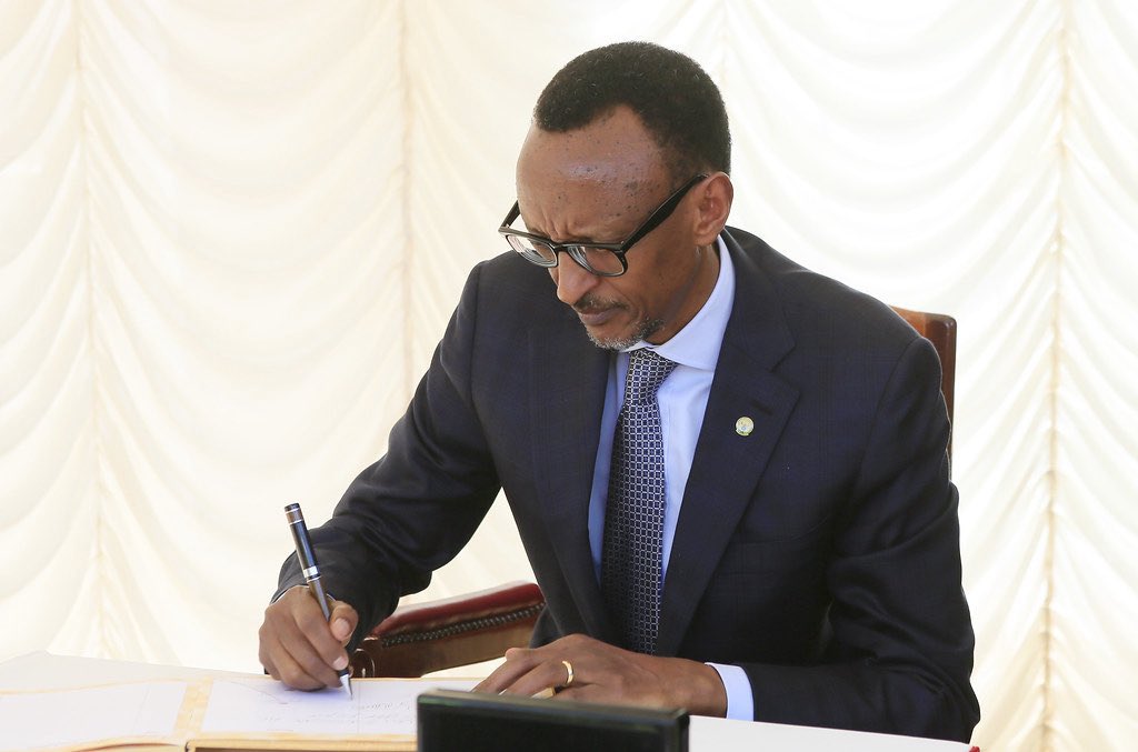 MRutagarama1's tweet photo. Ubwo yari ayoboye #Urugamba rwo Kubohora iki gihugu ugenekereje Psdt @PaulKagame yarafite #Imyaka 33.Urubyiruko aha hantu mushatse mwahatekereza 2 .#kwibohora32 https://t.co/xDmEdZfNTZ