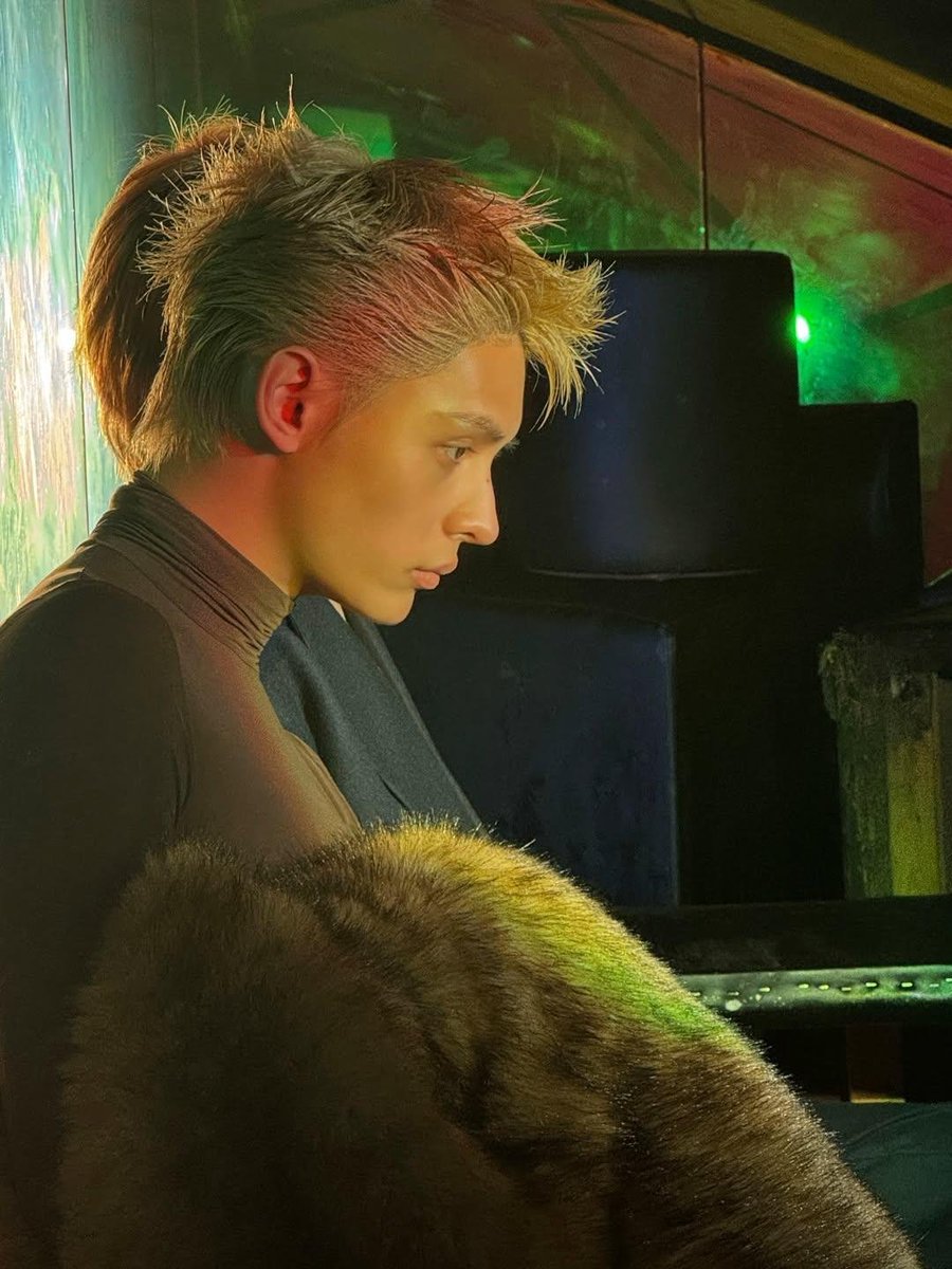 lani_ahn's tweet photo. @ofjvn_ @YSL James looks effortlessly stylish in every piece of Saint Laurent he puts on.
JAMES ASCENDS IN YSL GAZE

#JAMESxSaintLaurent  #SaintLaurentSS27
@YSL https://t.co/Ofb9CZ7oOm