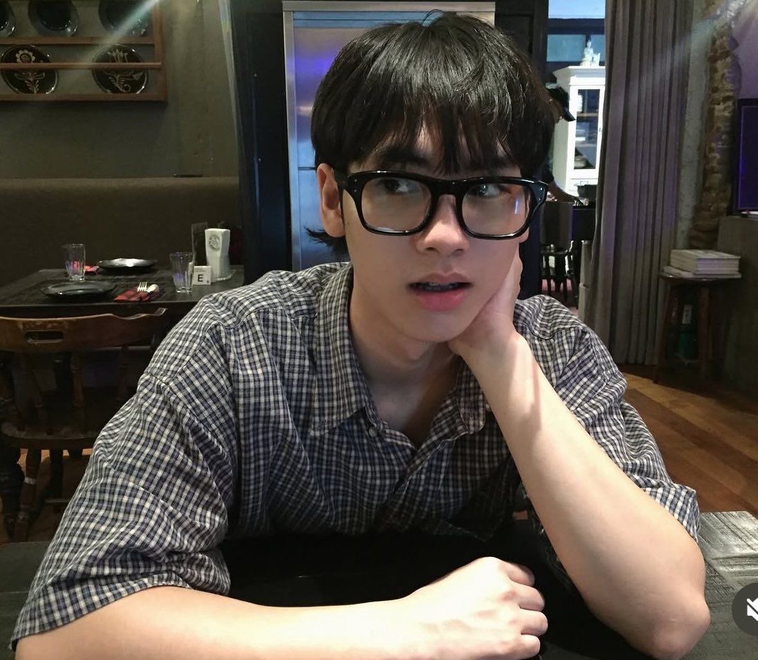 littlecutieboo's tweet photo. อิจฉาริวจินไม่ต้องวิ่งก็ได้แว่น https://t.co/tpGX2un6F4