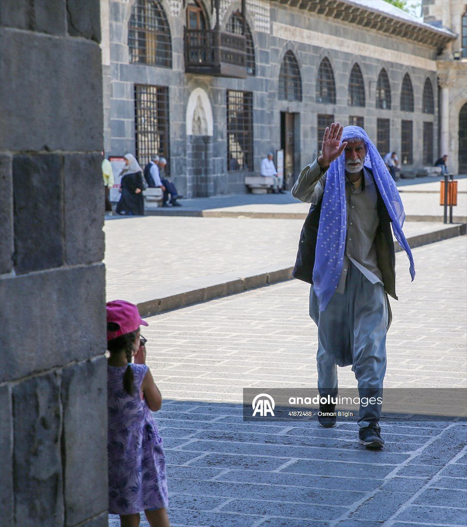 osmnblgn1's tweet photo. Diyarbakır'da etkili olan sıcak hava, hayatı olumsuz etkiledi. 

Aşırı sıcaktan bunalan bazı vatandaşlar, İslam aleminin 5. Harem-i Şerif'i kabul edilen Ulu Cami'de serinlemeyi tercih etti. https://t.co/3GK3UKqdL3