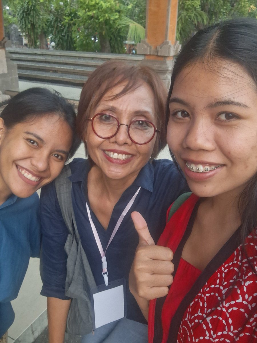dyyynt's tweet photo. Dua hari ini jalan2 ke Gedong Kirtya sambil temani Pak Su isi kelas aksara Bali. Ternyata sedang ada Singaraja Literary Festival. Ada yang tahu aku ketemu siapa ajaaa? https://t.co/OscuzciyP2