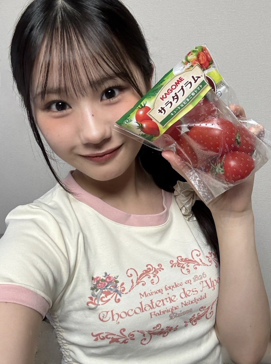 tsubakifac_uf's tweet photo. トマト大好き！リコピンパワー！！🍅
つばきファクトリーの土居楓奏です💚

#土居楓奏のトマト日記 

#KAGOME さんのサラダプラムトマトを食べました〜！

見た目が鮮やかでとっても可愛らしく
そのまま食べるのも、トマトのみずみずしさを感じられて、とっても美味しかったのですが！

調理して食べるのも美味しそうだなと思ったので、また今度食べてみたいなと思いました🍅

#ハロプロ #トマト
