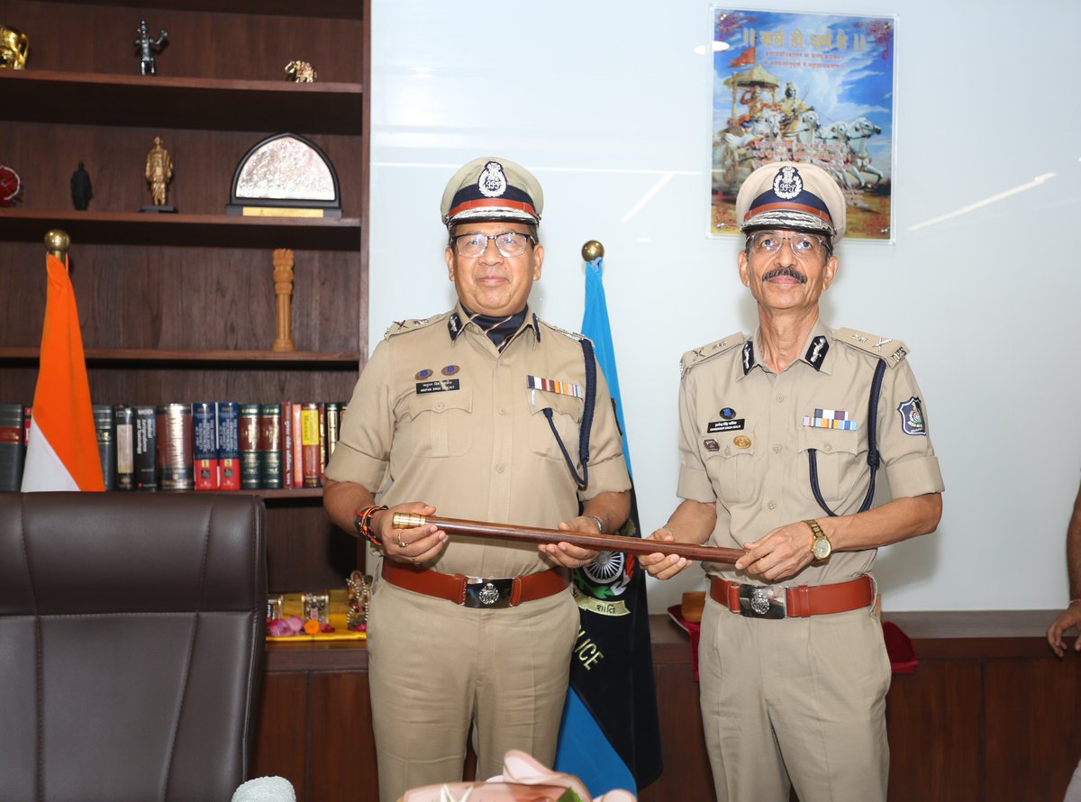 AhmedabadPolice's tweet photo. અમદાવાદ શહેર પોલીસ કમિશનર તરીકે શ્રી અનુપમસિંહ ગહલૌતનાઓએ આજે વિધિવત ચાર્જ સંભાળ્યો છે. 
ગુજરાત રાજ્યના ડીજીપીશ્રી જી. એસ. મલિકનાઓ દ્વારા વિધિવત રીતે આ કામગીરી આજરોજ સોંપવામાં આવી
નવનિયુકત પોલીસ કમિશ્નરશ્રી અમદાવાદ શહેર નાઓને આ નવી જવાબદારી માટે ખૂબ ખૂબ અભિનંદન.

@sanghaviharsh @GujaratPolice @dgpgujarat @InfoGujarat 

#AhmedabadPolice