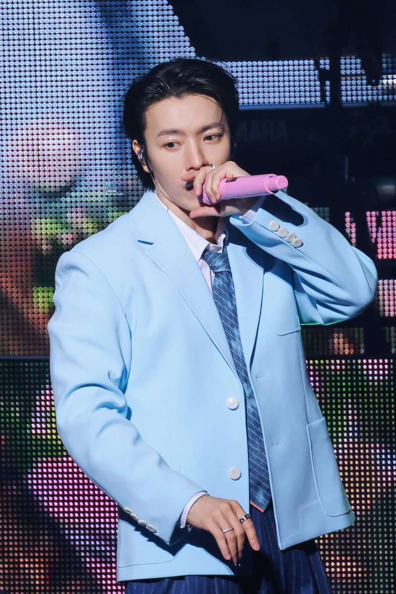 ShaleHaeHae's tweet photo. Love this blue suit on him 🫠
He looks so adorable and charming. 🩵

cr. haebroduper

#동해 #Donghae https://t.co/lhbkfcVCIP