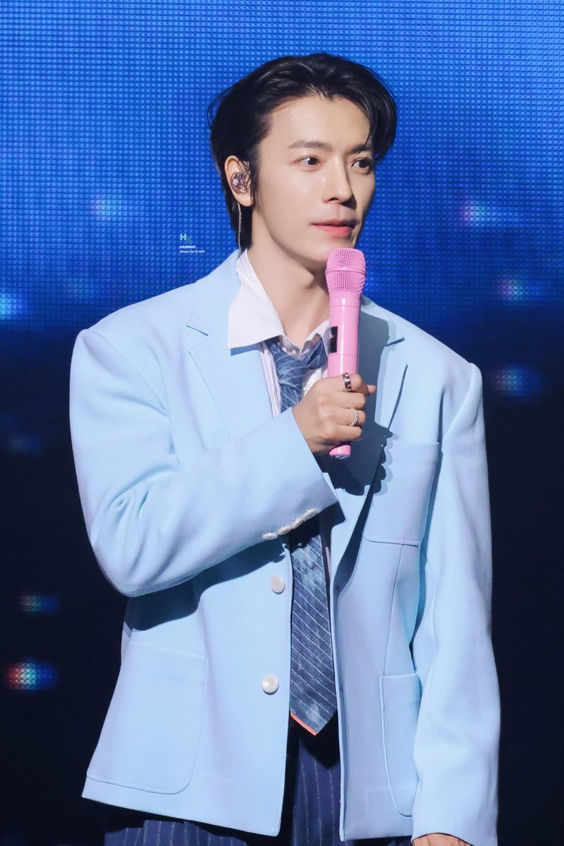 ShaleHaeHae's tweet photo. Love this blue suit on him 🫠
He looks so adorable and charming. 🩵

cr. haebroduper

#동해 #Donghae https://t.co/lhbkfcVCIP