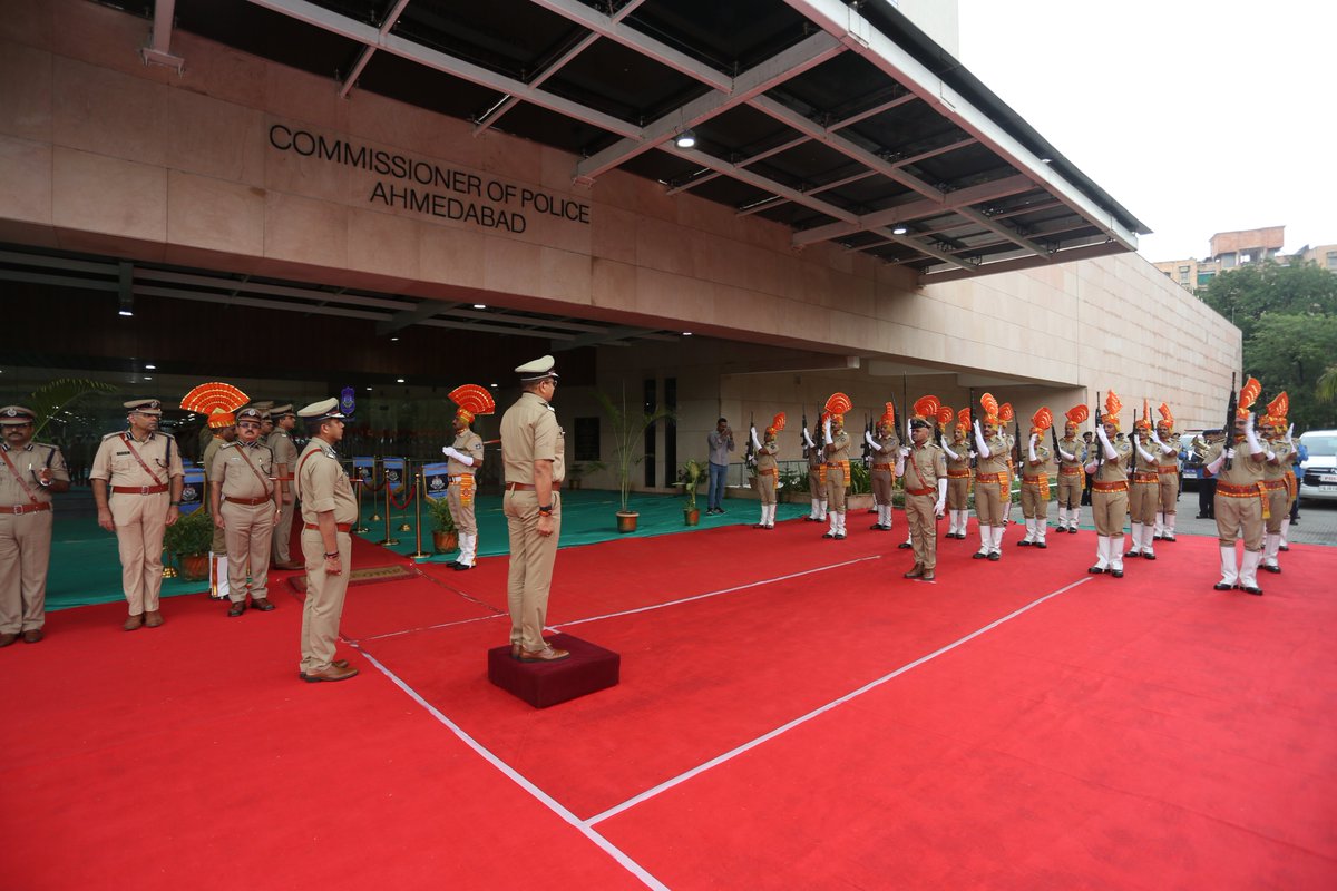 AhmedabadPolice's tweet photo. અમદાવાદ શહેર પોલીસ કમિશનર તરીકે શ્રી અનુપમસિંહ ગહલૌતનાઓએ આજે વિધિવત ચાર્જ સંભાળ્યો છે. 
ગુજરાત રાજ્યના ડીજીપીશ્રી જી. એસ. મલિકનાઓ દ્વારા વિધિવત રીતે આ કામગીરી આજરોજ સોંપવામાં આવી
નવનિયુકત પોલીસ કમિશ્નરશ્રી અમદાવાદ શહેર નાઓને આ નવી જવાબદારી માટે ખૂબ ખૂબ અભિનંદન.

@sanghaviharsh @GujaratPolice @dgpgujarat @InfoGujarat 

#AhmedabadPolice