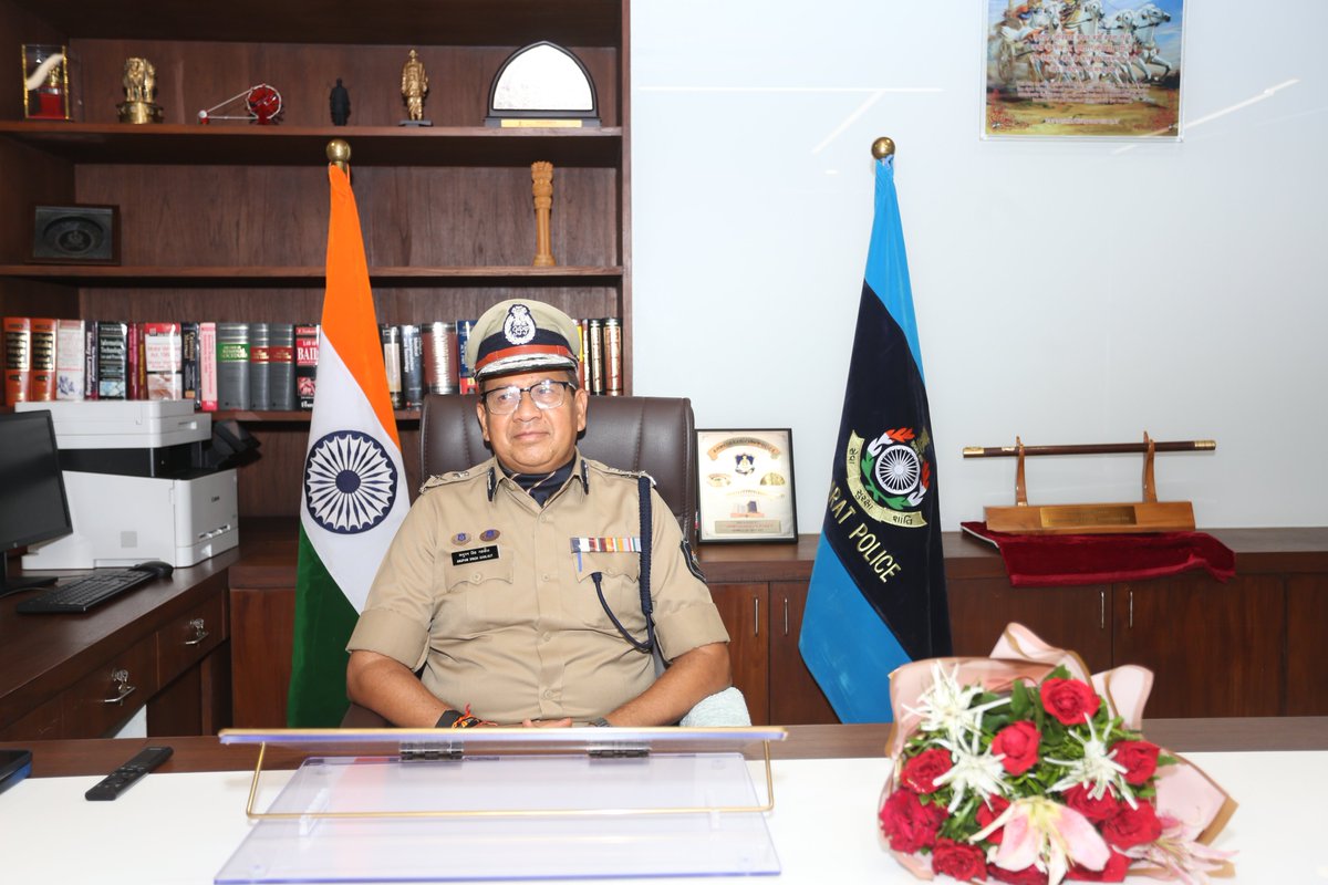 AhmedabadPolice's tweet photo. અમદાવાદ શહેર પોલીસ કમિશનર તરીકે શ્રી અનુપમસિંહ ગહલૌતનાઓએ આજે વિધિવત ચાર્જ સંભાળ્યો છે. 
ગુજરાત રાજ્યના ડીજીપીશ્રી જી. એસ. મલિકનાઓ દ્વારા વિધિવત રીતે આ કામગીરી આજરોજ સોંપવામાં આવી
નવનિયુકત પોલીસ કમિશ્નરશ્રી અમદાવાદ શહેર નાઓને આ નવી જવાબદારી માટે ખૂબ ખૂબ અભિનંદન.

@sanghaviharsh @GujaratPolice @dgpgujarat @InfoGujarat 

#AhmedabadPolice