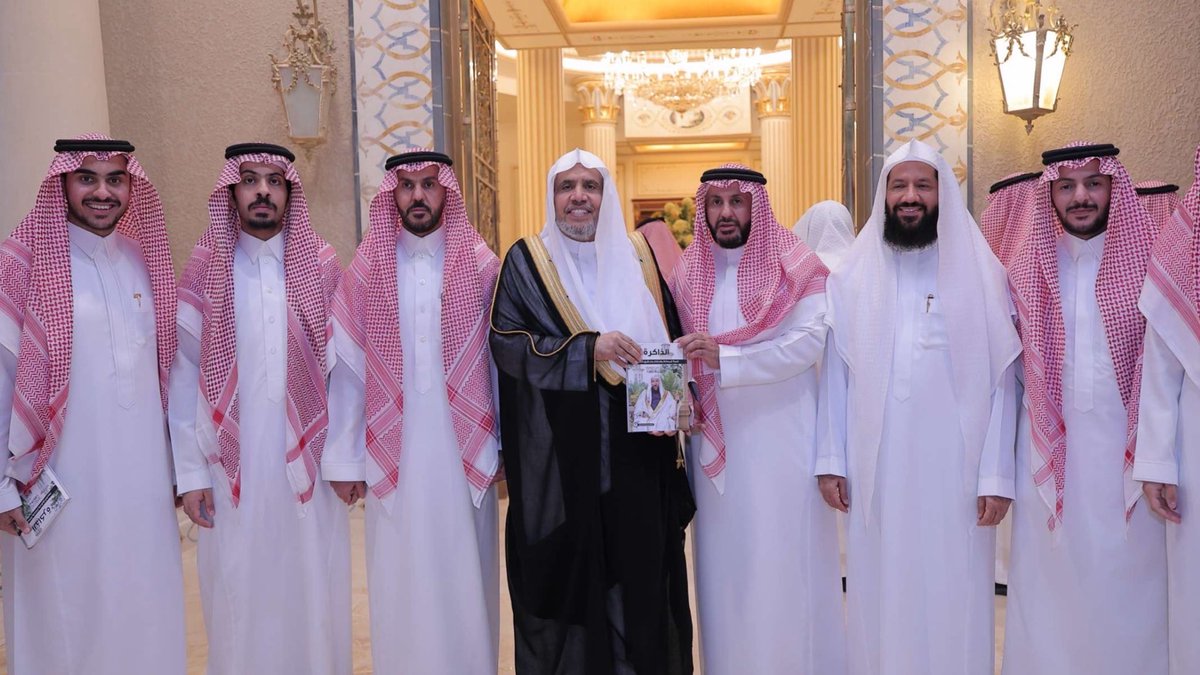 aziz1986sa's tweet photo. أقام أبناء الشيخ محمد بن سعد المهنا – رحمه الله – 
مأدبة عشاء على شرف معالي الأمين العام لـ رابطة العالم الإسلامي، 
رئيس هيئة علماء المسلمين، 
فضيلة الشيخ الدكتور محمد بن عبدالكريم العيسى، 
وذلك بحضور عدد من أصحاب المعالي والمسؤولين، والوجهاء، ورجال الأعمال، وجمعٍ من الأعيان https://t.co/AaFeRqqKsx