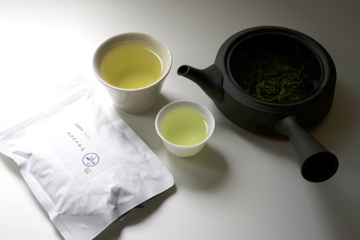 chabankyougen's tweet photo. 金沢のお菓子を静岡のお茶と楽しみました。

鈴木茶苑「みなみさやか　ぐり」
心地よい苦みで爽やか。釜入り機での火入れによる香ばしさも面白い。

金沢小町「じろ飴エンガディナー」
これ美味しくて大好きです。コーヒーがより合うかも。

福光屋「酒かすていら」
少し前にカステラを日本酒に浸す投稿をよく見かけたが、しっとりジュワッと日本酒の香りが出て美味しいです。

本日もお疲れ様でした。