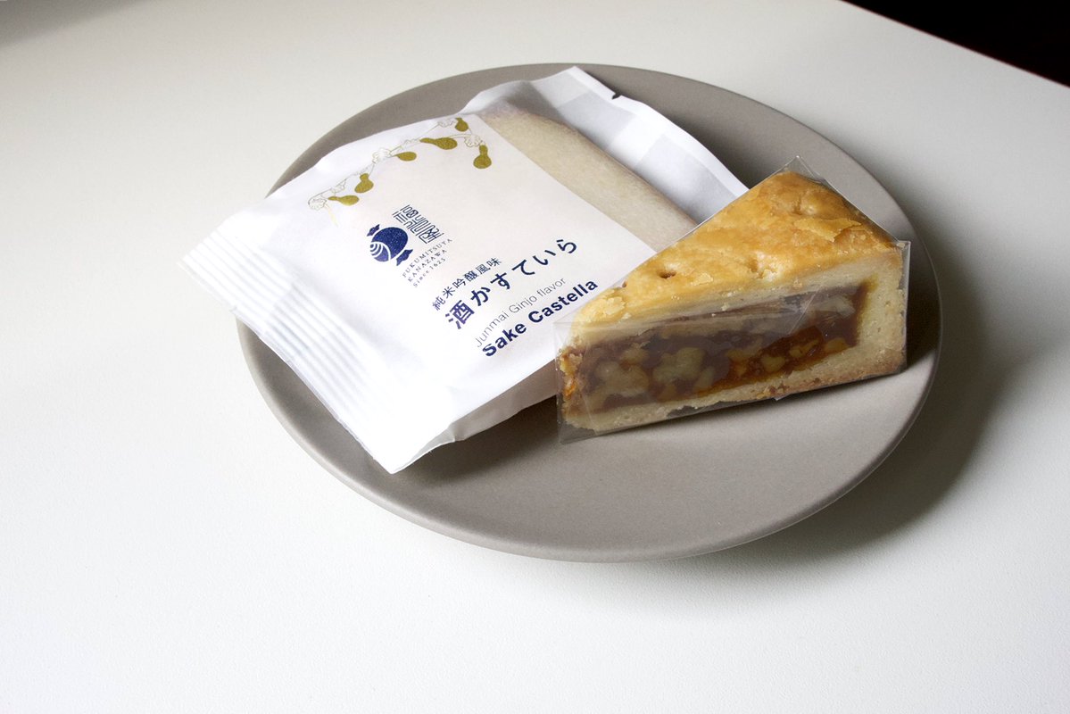 chabankyougen's tweet photo. 金沢のお菓子を静岡のお茶と楽しみました。

鈴木茶苑「みなみさやか　ぐり」
心地よい苦みで爽やか。釜入り機での火入れによる香ばしさも面白い。

金沢小町「じろ飴エンガディナー」
これ美味しくて大好きです。コーヒーがより合うかも。

福光屋「酒かすていら」
少し前にカステラを日本酒に浸す投稿をよく見かけたが、しっとりジュワッと日本酒の香りが出て美味しいです。

本日もお疲れ様でした。