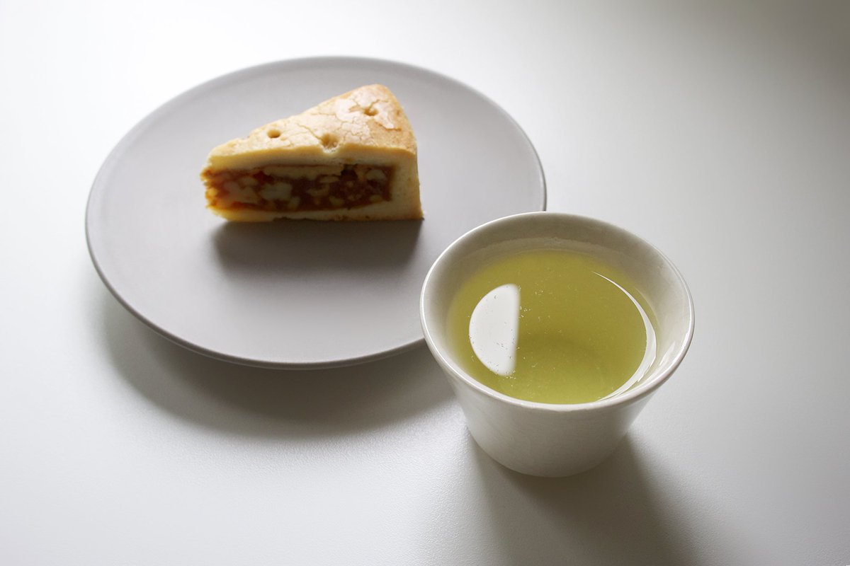chabankyougen's tweet photo. 金沢のお菓子を静岡のお茶と楽しみました。

鈴木茶苑「みなみさやか　ぐり」
心地よい苦みで爽やか。釜入り機での火入れによる香ばしさも面白い。

金沢小町「じろ飴エンガディナー」
これ美味しくて大好きです。コーヒーがより合うかも。

福光屋「酒かすていら」
少し前にカステラを日本酒に浸す投稿をよく見かけたが、しっとりジュワッと日本酒の香りが出て美味しいです。

本日もお疲れ様でした。