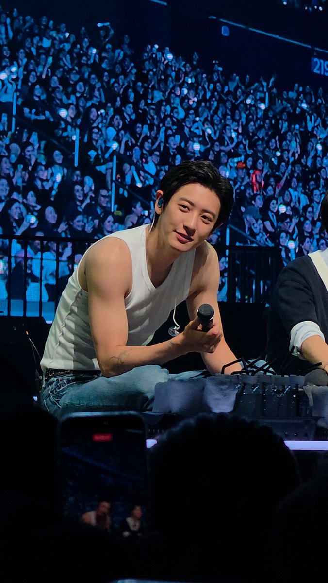 yeol_mizpah's tweet photo. Mr. Park 🥵 ##EXhOrizoninMANILA #ParkChanyeol https://t.co/KZDlhE0Vjb