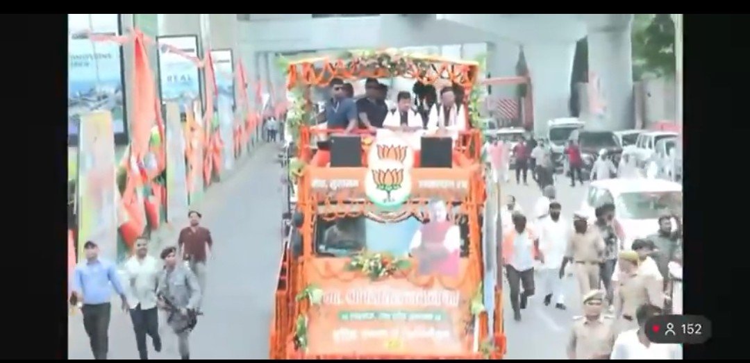 AnilYadavmedia1's tweet photo. भाजपा के राष्ट्रीय अध्यक्ष नितिन नबीन आज लखनऊ में थे,
एयरपोर्ट से बीजेपी कार्यालय तक 18 km का रोड शो निकाला गया,

पूरा उत्तर प्रदेश लखनऊ की सड़कों पर स्वागत के लिए उतर आया,
तिल धरने की भी जगह नहीं थी,

और अभी विपक्ष वाले कहेँगे कि
बीजेपी EVM से चुनाव जीतती है, https://t.co/T58nq97pxG