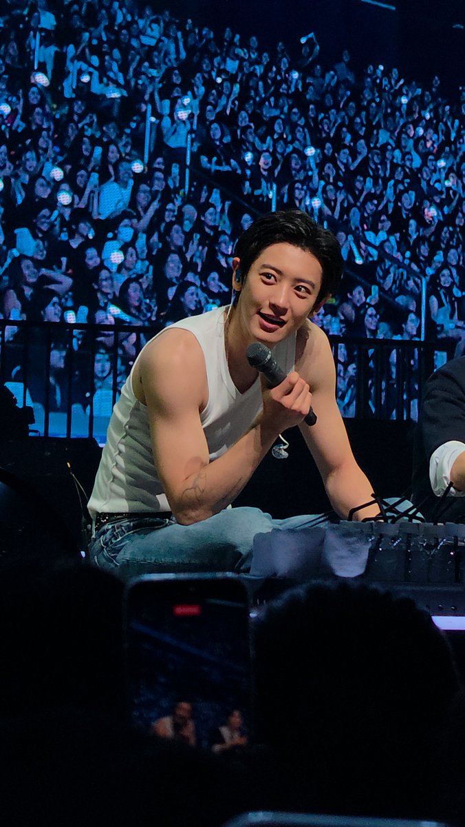 yeol_mizpah's tweet photo. Mr. Park 🥵 ##EXhOrizoninMANILA #ParkChanyeol https://t.co/KZDlhE0Vjb