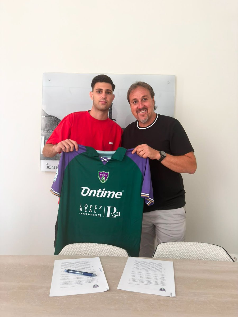 _cdmalaga1903's tweet photo. Cantero, firmando su nuevo contrato y posando con la camiseta del CD Málaga 1903 para la temporada 2026/2027.

¡Bienvenido a nuestra familia, Cantero!

#CDMálaga1903 #NuevoFichaje #Cantero2027 #DHSenior https://t.co/DFpobynDzZ