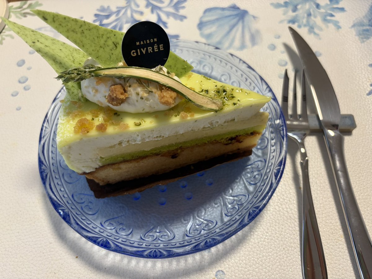 stellange's tweet photo. アスパラのタルトケーキ食べてみた🍰

メゾンジブレー！ https://t.co/Fy7MZrTgZs
