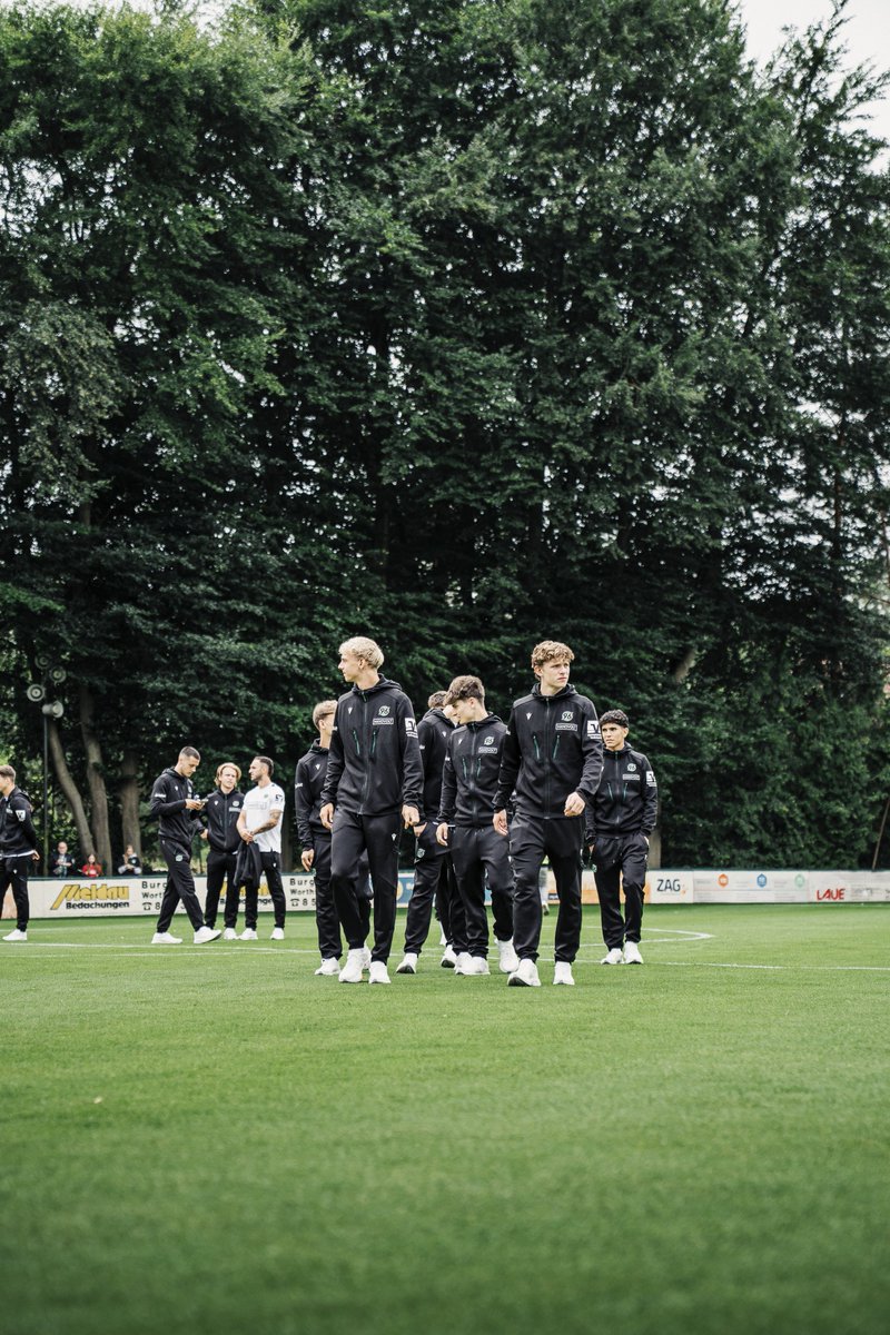 Hannover96's tweet photo. Weiter geht's in Ramlingen! 📍 Um 14.30 Uhr steigt hier der zweite Test der Sommervorbereitung, den Ihr bei uns im 96TV-Livestream verfolgen könnt: ➡️ https://t.co/BFjB7Mnaob. 📺 

#H96 #NiemalsAllein ⚫⚪💚 https://t.co/I4WcSAEEyd
