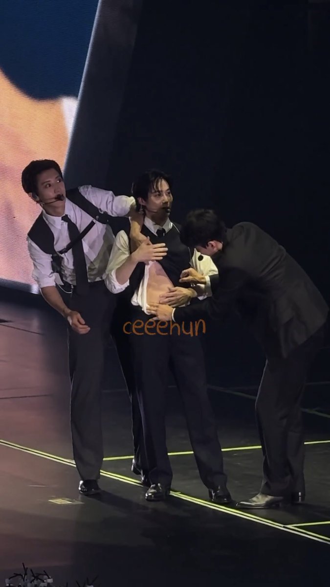 milkteus's tweet photo. sehun is definitely the most invested 😅 https://t.co/x4T75CwP0o