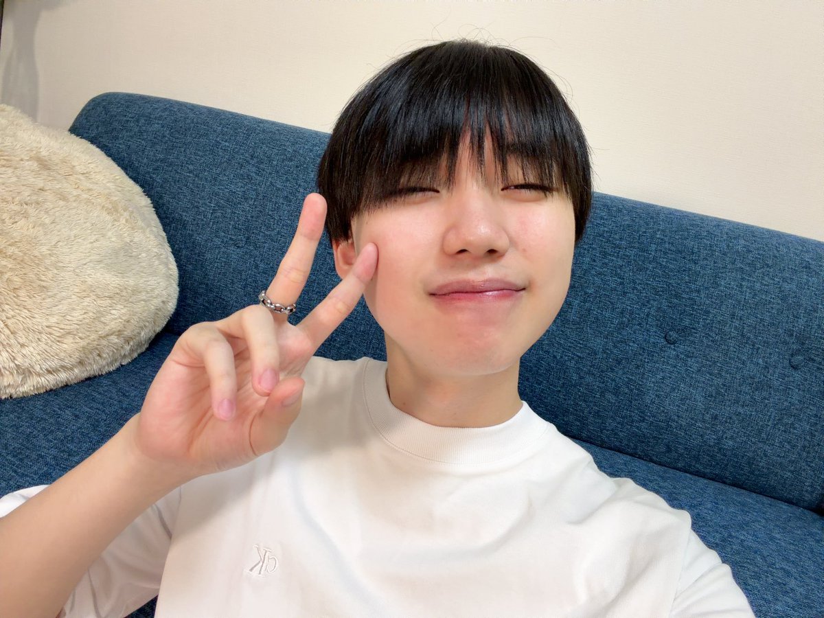 HIIRO_ISHIBASHI's tweet photo. 『Sunphony Presents
      〜22nd Birthday Party〜』

チケットのお申し込みは明日の23時59分までです！！22歳の誕生日是非一緒にお話しましょ〜🙌

https://t.co/gQgYSvHDhz

#Sunphony https://t.co/syQgdwushf