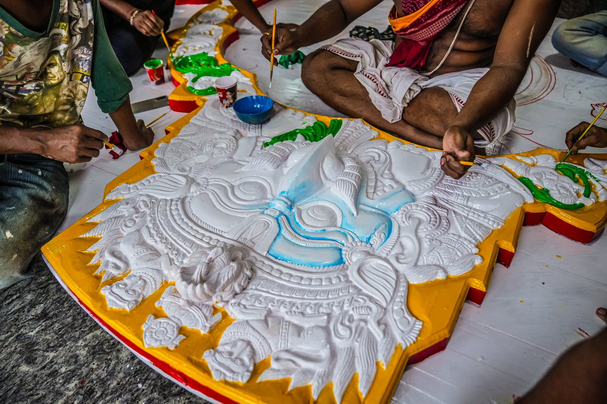 SJTA_Puri's tweet photo. ଶ୍ରୀବିଗ୍ରହଙ୍କ ତିନି ରଥର ପ୍ରଭାଗୁଡ଼ିକର ରଙ୍ଗ ଚିତ୍ର କାର୍ଯ୍ୟ ଜାରି ରହିଛି। 

ଜୟ ଶ୍ରୀଜଗନ୍ନାଥ ମହାପ୍ରଭୁ। 🙏
#RathaJatra #JaiJagannatha #RathaJatra2026 #RathaYatra #ShreeJagannathaDhaam #Puri https://t.co/2lc4wDhgpx
