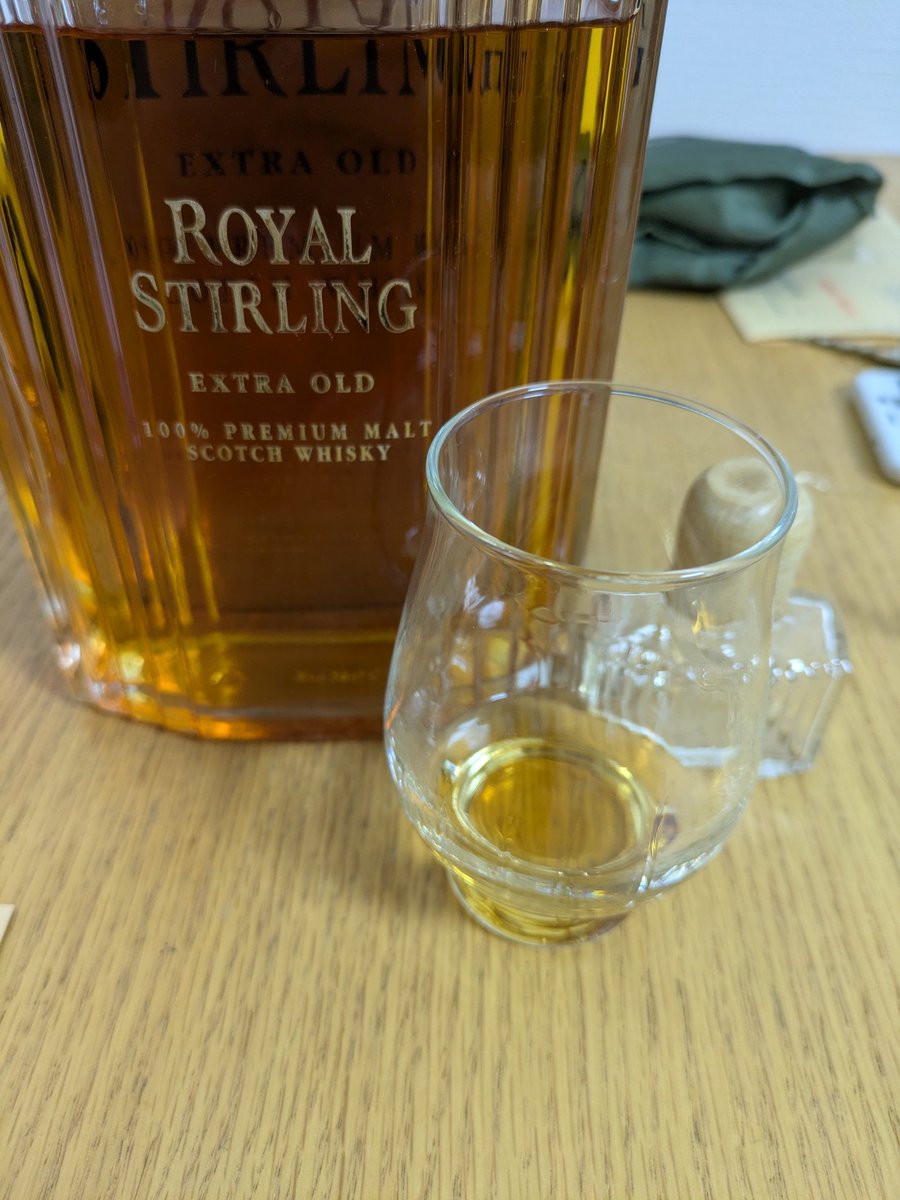 hebidayo's tweet photo. 前にヤフオクで買ったローヤルスターリング、桃と蜂蜜感の後に塩気が来て中々美味いというか、かなり美味い。飲み疲れするけどw

この塩気、スプリングバンクとは違うような気がするけど美味だわ。 https://t.co/JCwnLrhNY1