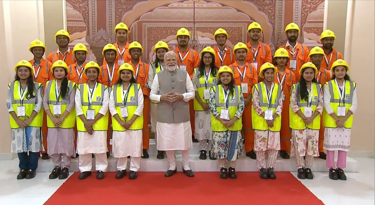 prernaaaa15's tweet photo. The scale of this project is incredible.
🏗️ 3 lakh MT steel
 🧱 16 lakh m³ concrete
 ⚡ 28,000 KM cabling
Today, PM Narendra Modi inaugurated the HPCL Rajasthan Refinery Limited. Engineering at its finest! https://t.co/FnNLighfZu