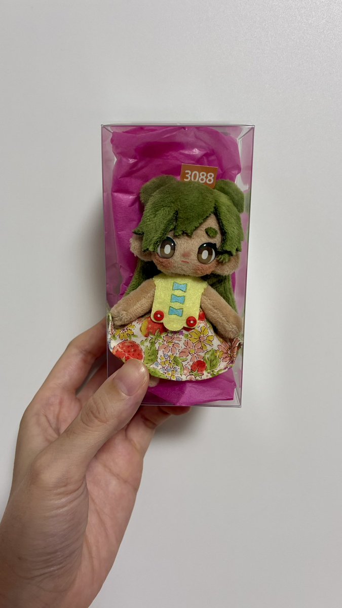 naimono_71's tweet photo. 初ぷにみおちゃんがお家に来てくれました！6月にあったビレッジは落選だったので、今回お迎え出来て本当に嬉しいです✨夏になるので褐色ちゃんを選びました！
後ろに張ってあったシールが似た感じの色☺️
#ぷにみお https://t.co/Zl8uiLmJVj