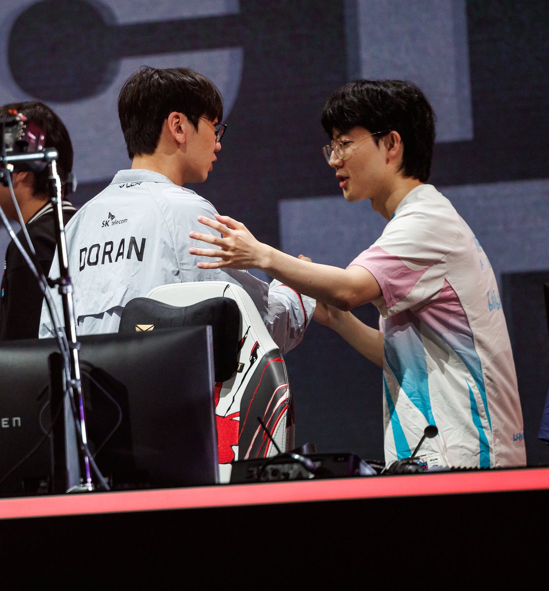 lolesports's tweet photo. Former teammates Doran &amp; Viper 🫶 https://t.co/cvHXA3T61v