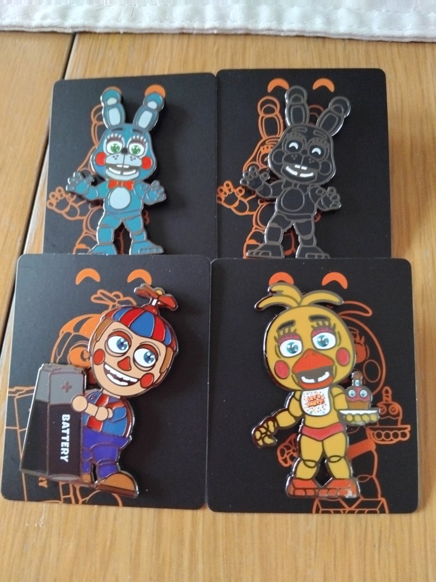Hydrotooz's tweet photo. M2 figure and Toy pins finally arrived. Just waiting for the White Tiger and Toy Freddy pin to complete the set.
#fnaf #youtooz https://t.co/j1rVT74OeP