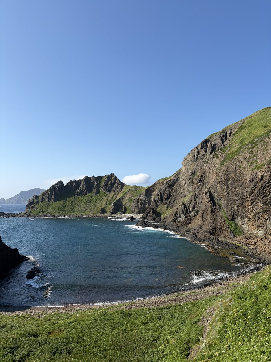 kanicreamco's tweet photo. 旅のまとめ1日目
礼文島、島で働いてる娘の案内で島を周ったが360度どこを見渡しても絶景
素晴らしい環境の中頑張ってる娘に安堵☺️
島唯一のコンビニ、セコマが凄かった。
品揃えが普通のコンビニの倍くらいあって島のライフラインを支えてる感が伝わってきた。
今日だけで3回行った😅
#礼文島
#銀婚式 https://t.co/MlqjlKq9JF